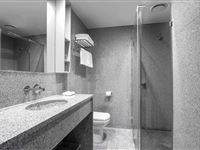 Executive Twin Studio Bathroom-Mantra Tullamarine Hotel